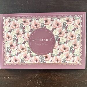 Ace Beauté Floral Smokey roses Eyeshadow Palette